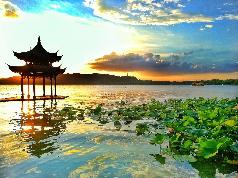 西湖晚霞 自然與人文交織的夢幻畫卷